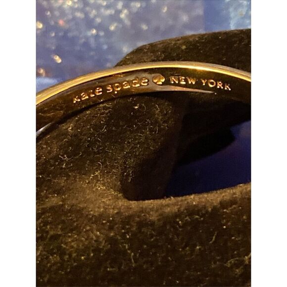 EUC Kate Spade Gold Tone Do The Twist Hinged Bangle Bracelet size 6.75 - Picture 6 of 10
